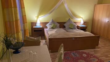 Deluxe Triple Room (2) | Down duvets, blackout curtains, rollaway beds, free WiFi