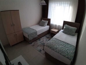 Kamar Double atau Twin | Setrika/meja setrika, tempat tidur lipat/tambahan, dan Wi-Fi gratis