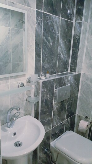 Shower, rainfall showerhead, slippers, towels - Anit Hotel (Amasya)