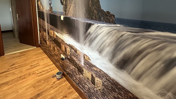 A room with a waterfall feature, wooden flooring, and a door leading to another area. - Apartment for 4 people (Usurbil)