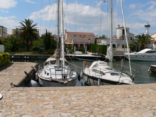 Clean, well-kept apartment on the beach, wifi, air conditioning. Ground floor, up to 4 persons