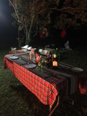 Breakfast, lunch, dinner served; local and international cuisine 