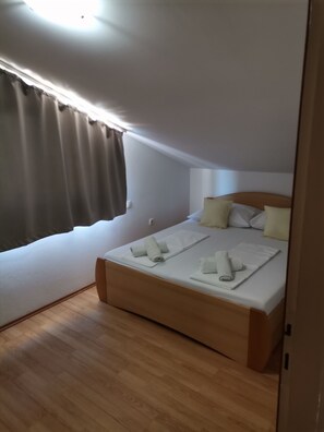 3 bedrooms, free WiFi, bed sheets, wheelchair access