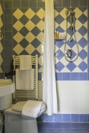Economy Double Room | Bathroom | Shower, free toiletries, hair dryer, towels - Bed and Breakfast Novecento (Florence)