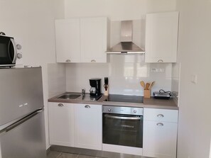 ثلاجة، ميكروويف، فرن، ماكينة لصنع القهوة/الشاي