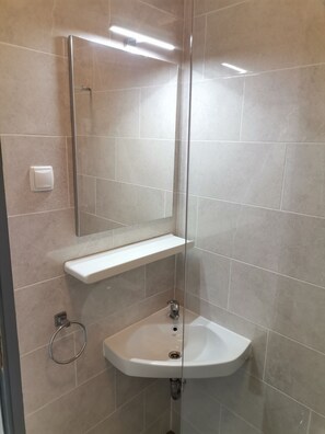 A modern bathroom with a glass shower enclosure, a white sink, and a mirror above the sink. - Apartment in Lopar with Terrace, Air condition, WIFI (4620-1) (Lopar)