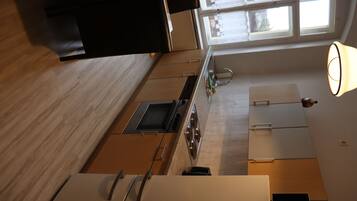 Kühlschrank, Ofen, Herdplatte, Wasserkocher mit Kaffee-/Teezubehör