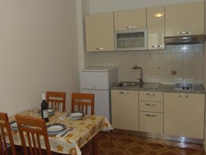 Frigorífico, placa de cocina, lavavajillas y utensilios de cocina