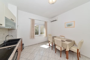 Appartamento familiare (White) | Cucina privata | Frigorifero, piano cottura, macchina per tè/caffè