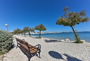 Una spiaggia nelle vicinanze
