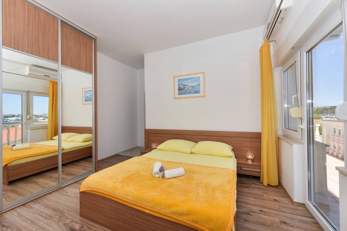 Family Apartment (Yellow) | 1 bedroom, iron/ironing board, free WiFi, bed sheets
