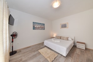 Appartamento familiare (White) | 1 camera, ferro/asse da stiro, Wi-Fi gratuito, lenzuola