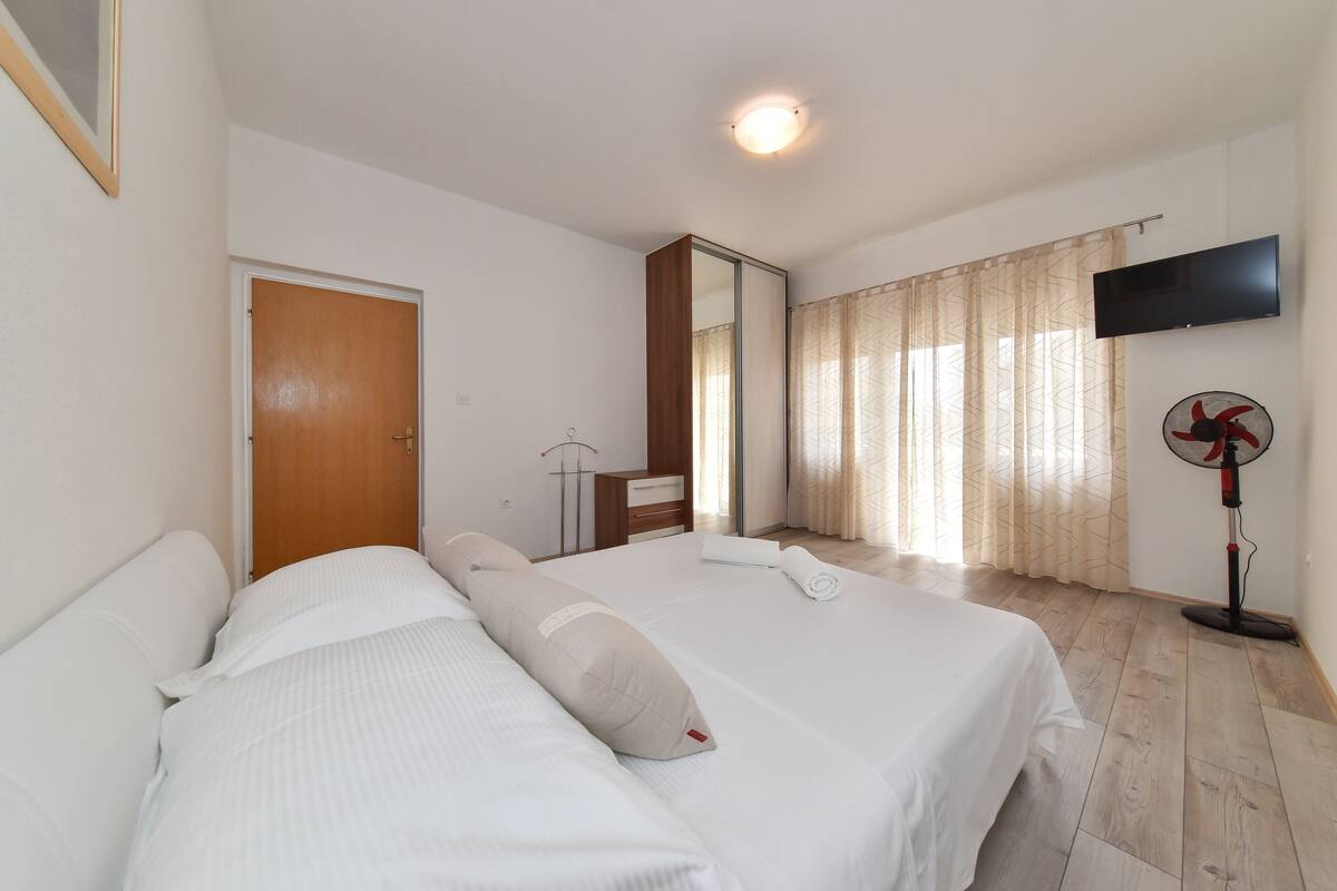 Family Apartment (White) | 1 bedroom, iron/ironing board (on request), free WiFi, bed sheets
