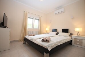 A hotel room with a bed, bedside lamps, a radiator, and an air conditioning unit. - T-1118, Casa Blanca, newly renovated villa with many extras (Els Poblets)