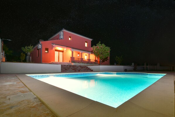 Seasonal outdoor pool, pool loungers - Villa Marina (Policnik)