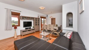 Villa familiar, varias camas, vistas al jardín | Servicio de comidas en la habitación