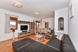 In-room dining - Villa Marina (Policnik)