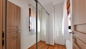 Villa familiar, varias camas, vistas al jardín | Colchones con acolchado adicional y tabla de planchar con plancha