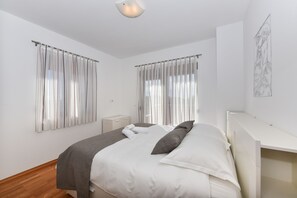 Pillow-top beds, iron/ironing board, free WiFi, bed sheets - Villa Marina (Policnik)