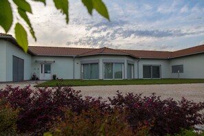 Vista frontal de la propiedad