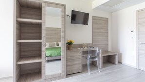 A modern bedroom with a built-in wardrobe, a desk, and a bed. - Country House Campofiore (Pontelongo)