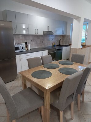 Kühlschrank, Mikrowelle, Ofen, Wasserkocher mit Kaffee-/Teezubehör