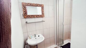 Regadera, jabón, papel de baño