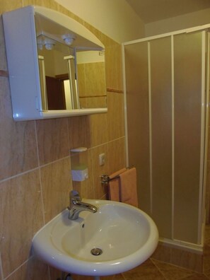 Dusche, Haartrockner, Handtücher