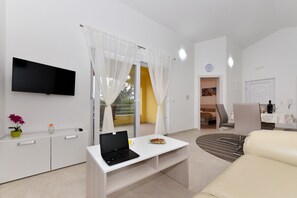 Departamento familiar (S4) | Sala de estar | Televisión de pantalla plana de 32 pulgadas con canales vía satélite 