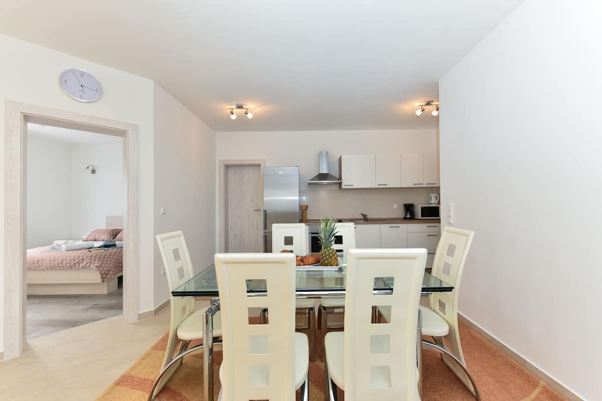 Family Apartment (S1) | In-room dining