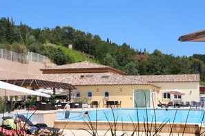 Piscine couverte, piscine extérieure