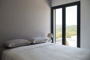 4 habitaciones, tabla de planchar con plancha y cuna de viaje