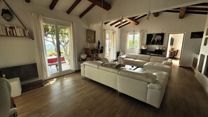 TV connectée, lecteur de DVD, table de tennis de table, livres