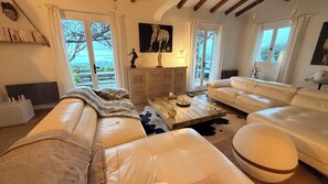 TV connectée, lecteur de DVD, table de tennis de table, livres