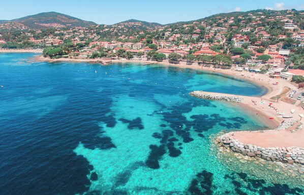 Plage, chaises longues