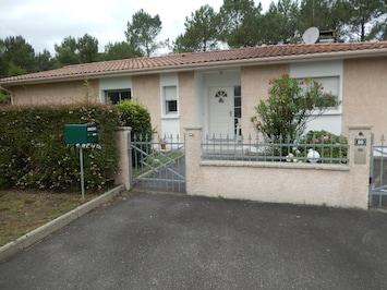 Facade d'entrée de la Villa DeGuénifey