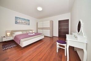 Familienapartment, Mehrere Betten, Gartenblick | 2 Schlafzimmer, kostenloses WLAN, Bettwäsche