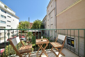 Familienapartment, Mehrere Betten, Gartenblick | Balkon