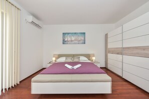 Familienapartment, Mehrere Betten, Gartenblick | 2 Schlafzimmer, kostenloses WLAN, Bettwäsche