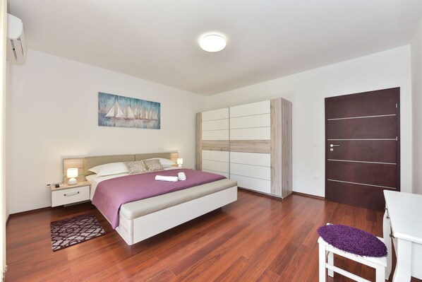 Familienapartment, Mehrere Betten, Gartenblick | 2 Schlafzimmer, kostenloses WLAN, Bettwäsche