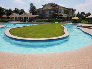 Outdoor pool, pool umbrellas, pool loungers - Lanet Matfam Resort (Nakuru)