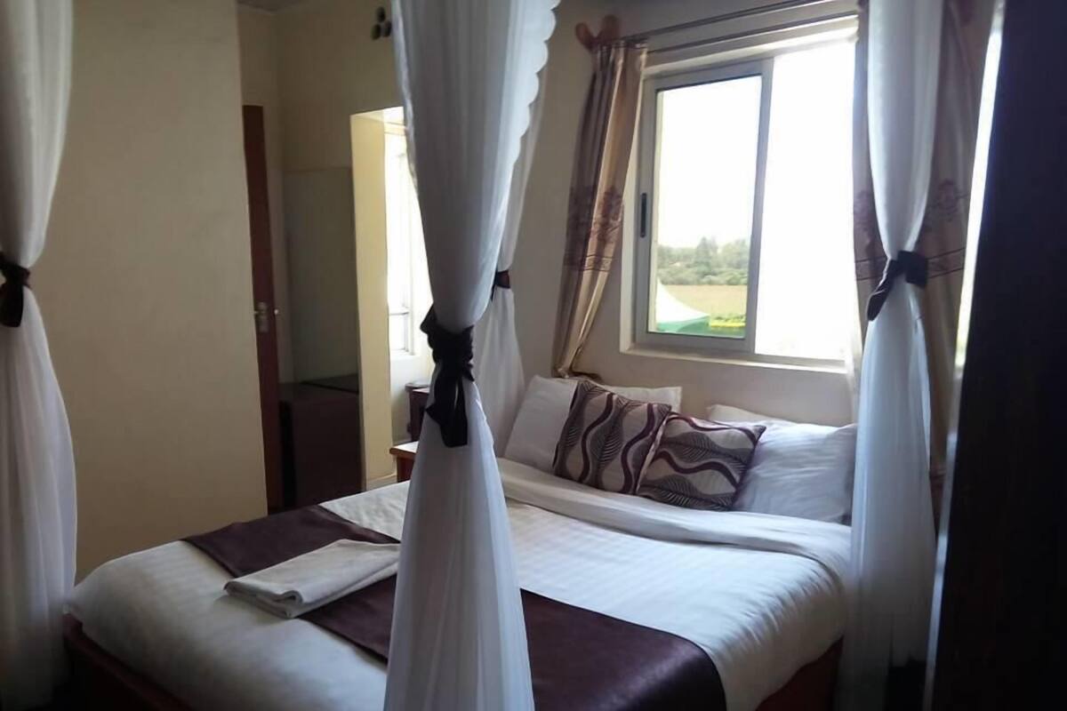 Desk, cribs (free), WiFi (free), bed sheets