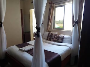 Desk, free cribs/infant beds, free WiFi, bed sheets - Lanet Matfam Resort (Nakuru)