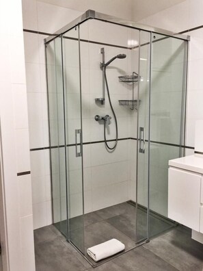 Business appartement, 1 slaapkamer | Badkamer | Een douche, een haardroger, handdoeken