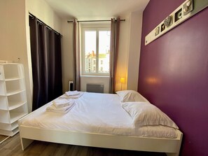 1 habitación, tabla de planchar con plancha, wifi y ropa de cama