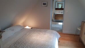 2 chambres, fer et planche à repasser, accès au Wi-Fi (inclus)