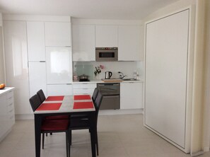 Frigorifero, microonde, forno, piano cottura