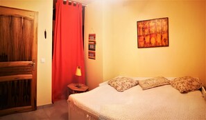 4 quartos, ferros/tábuas de passar roupa, berço de viagem