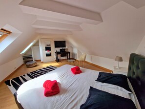 4 bedrooms, iron/ironing board, WiFi, bed sheets