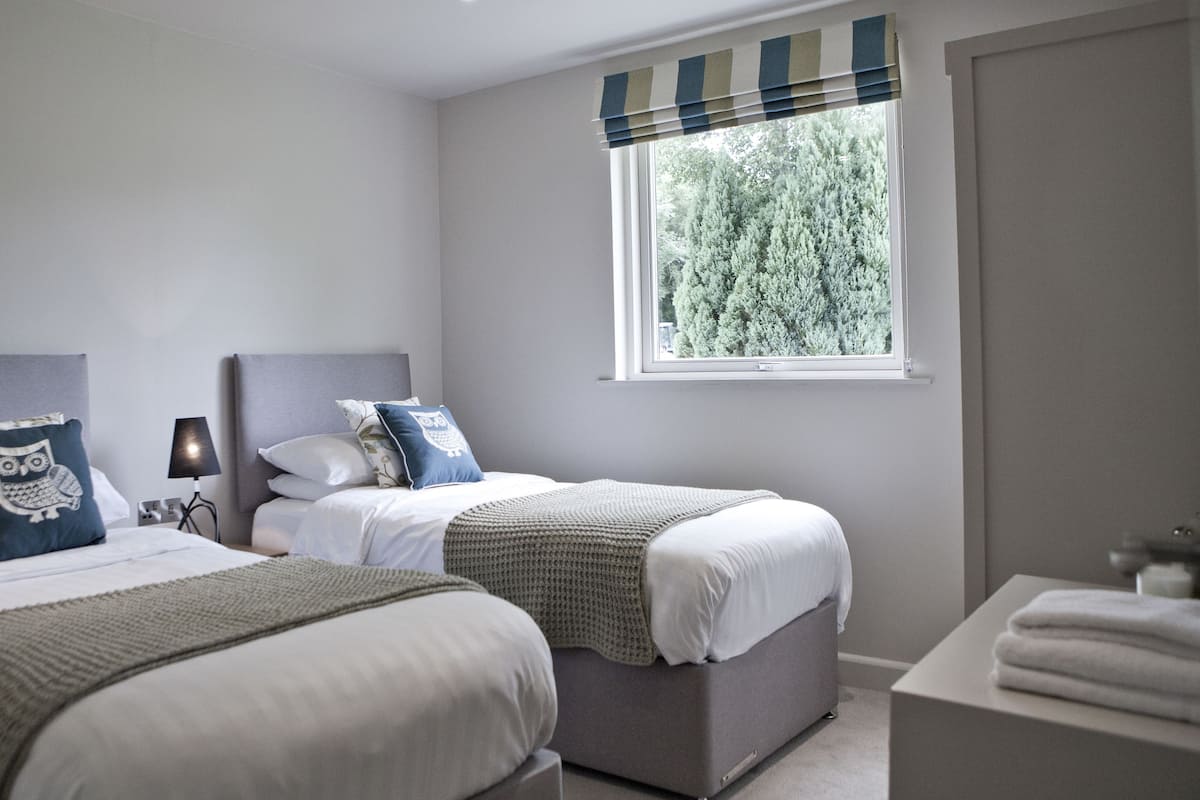 Hypo-allergenic bedding, iron/ironing board, free WiFi, bed sheets